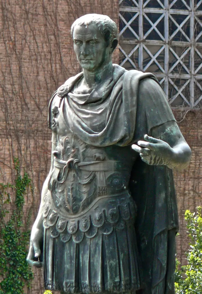 Estatua en bronce de Julio César.