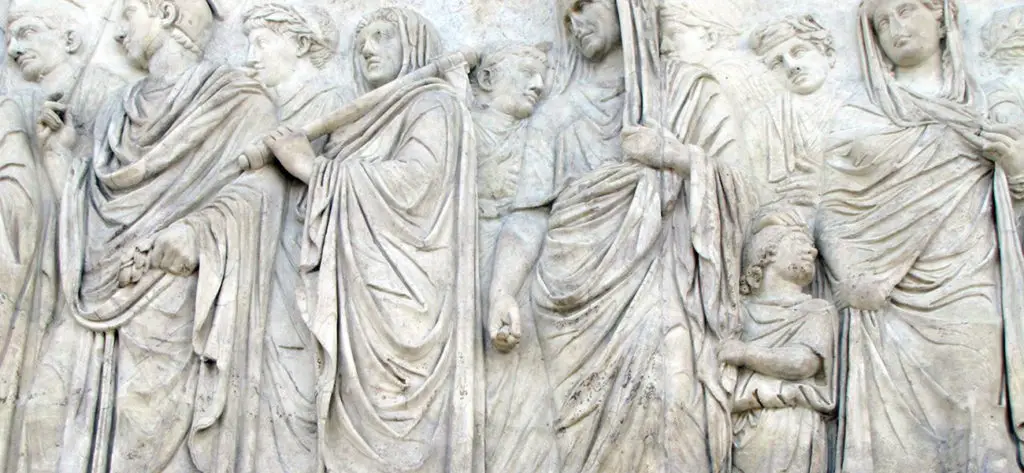 Relieve con los distintos tipos de vestimentas romanas.