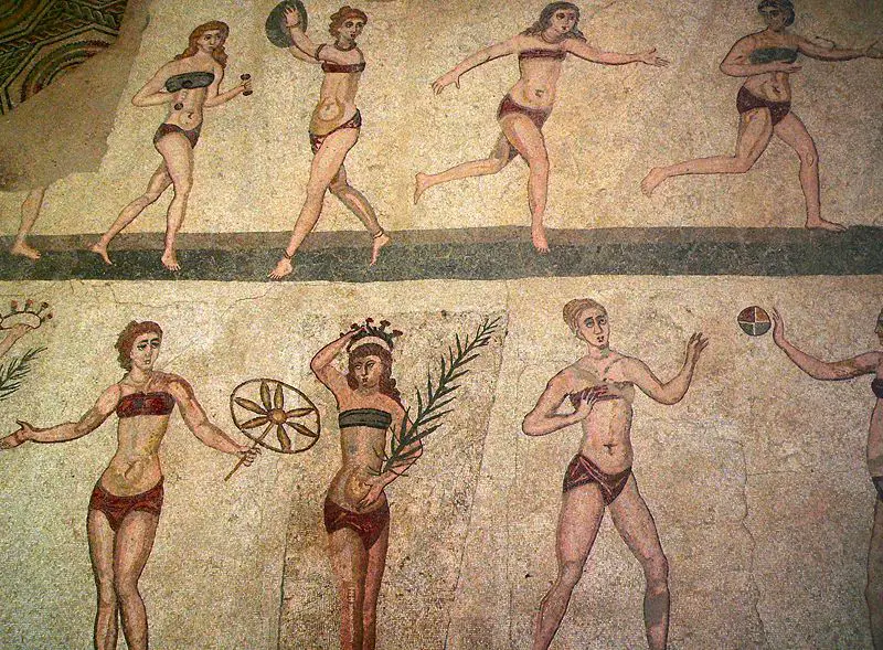 Fresco de mujeres deportistas vistiendo ropa interior romana.