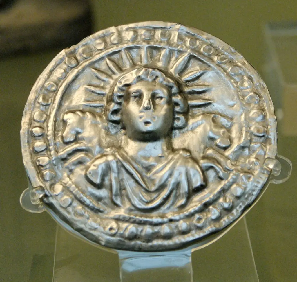 Repoussé del dios Sol Invictus del siglo III. En los nombres de los días de la semana remplazaba al domingo.
