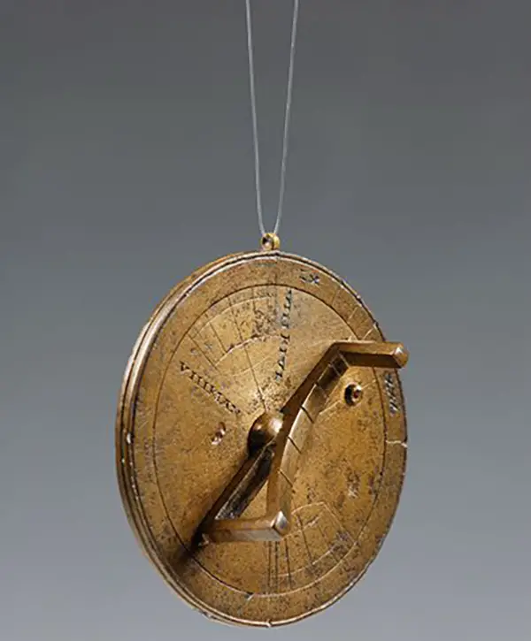 Reloj solar de bolsillo utilizado por los romanos. 