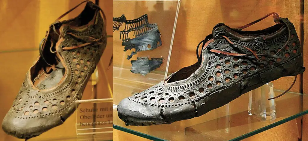 Las clases patricias contaban con elaborados calzados. Como por ejemplo este zapato de mujer actualmente en le museo de Saalburg