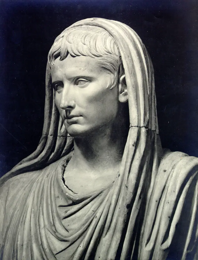 Imagen de la estatua César Augusto durante su tiempo como pontifex maximus