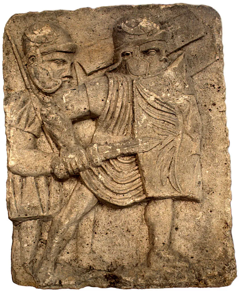 Relieve en una columna romana mostrando dos soldados.