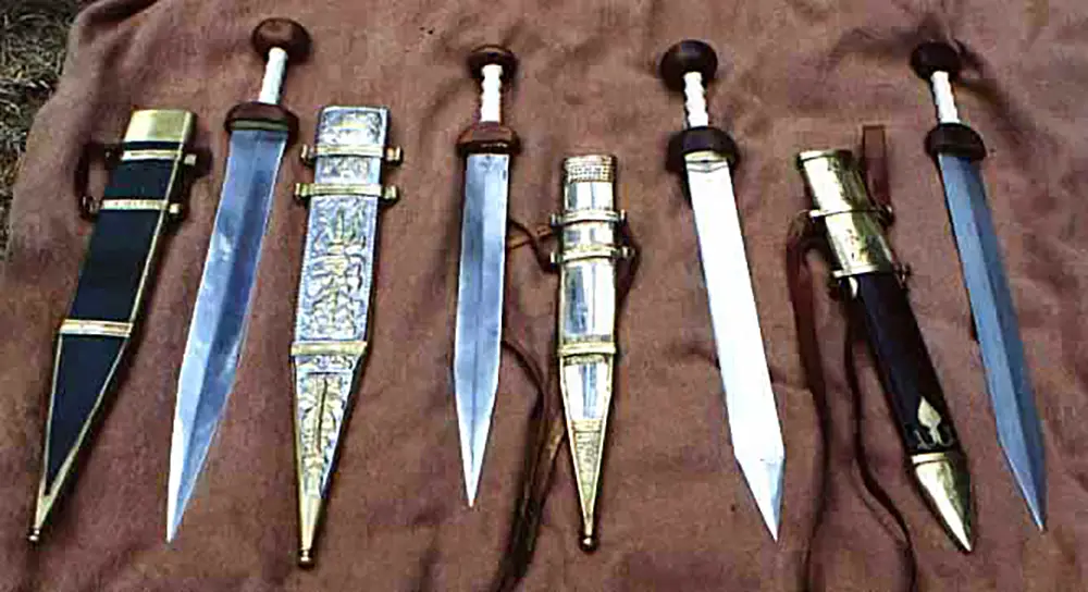 Various tipos de espadas gladius sobre una manta.