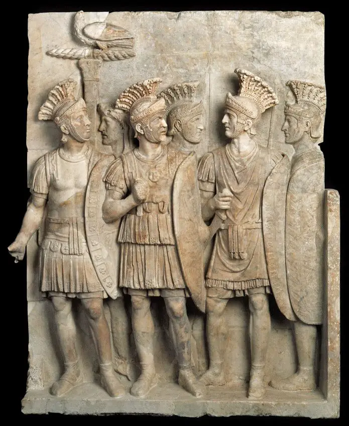 Relieve en mármol mostrando a un grupo de pretorianos con sus armaduras y escudos.