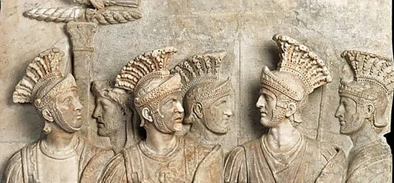 Relieve en mármol mostrando a un grupo de pretorianos con sus armaduras y escudos.