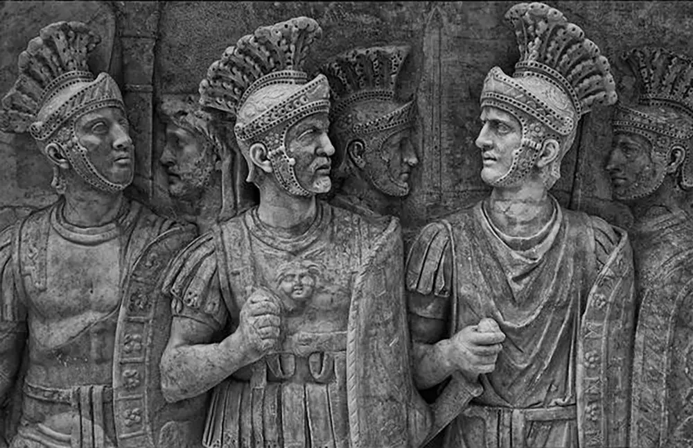Relieve en mármol mostrando a un grupo de pretorianos con sus armaduras y escudos.