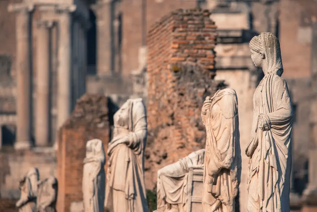 Fotografía de las estatuas de las vírgenes vestales.