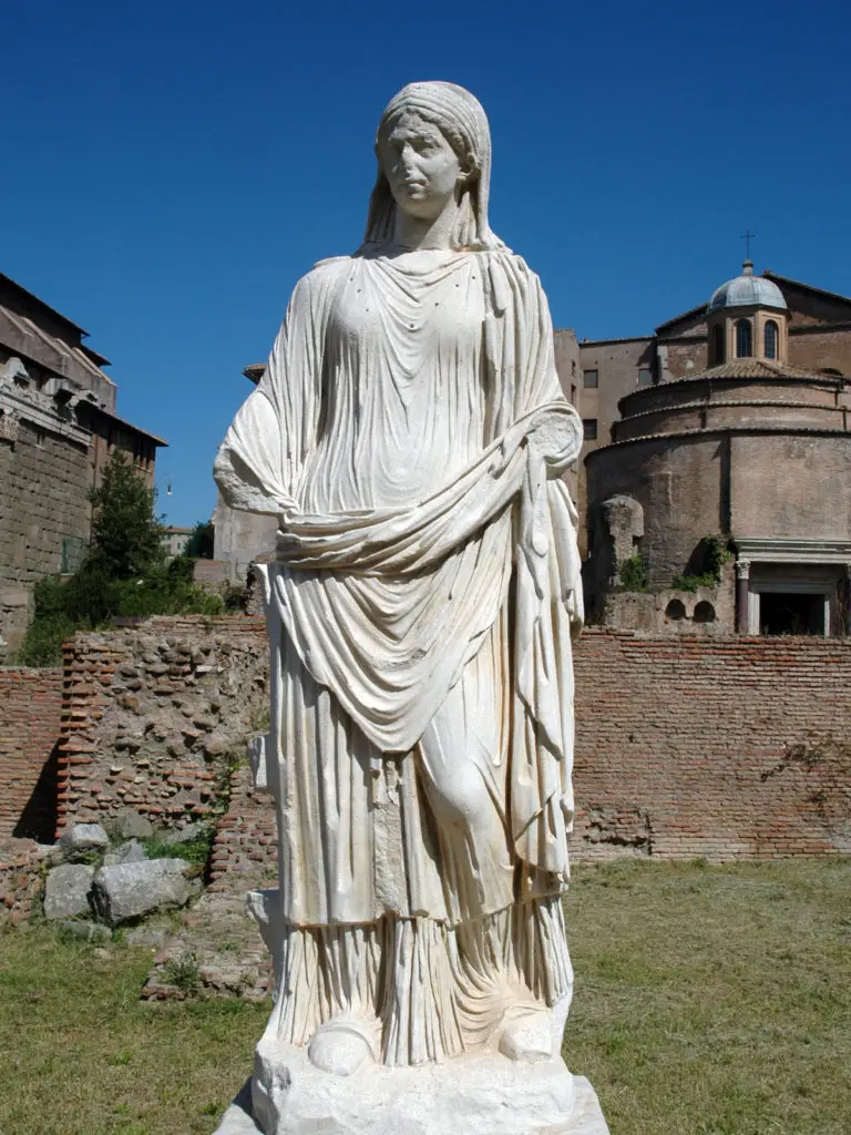 Fotografía de las estatuas de las vírgenes vestales.