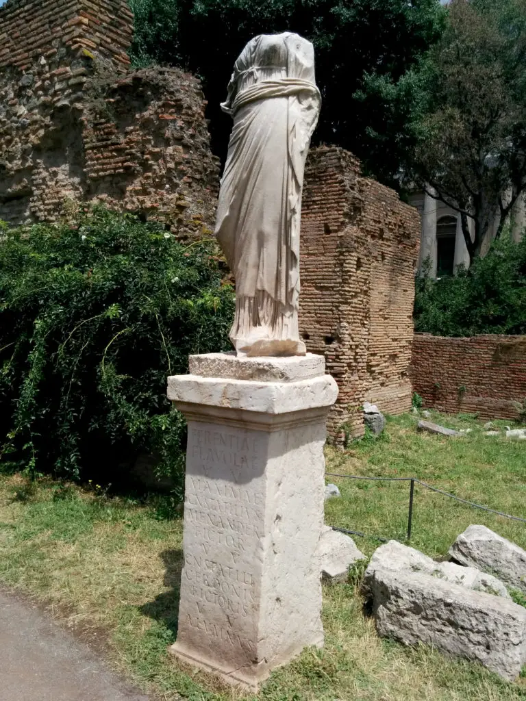 Fotografía de la estatua de una vestal.