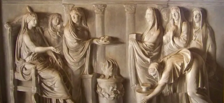 Relieve en mármol mostrando como las vestales mantenían el fuego sagrado.