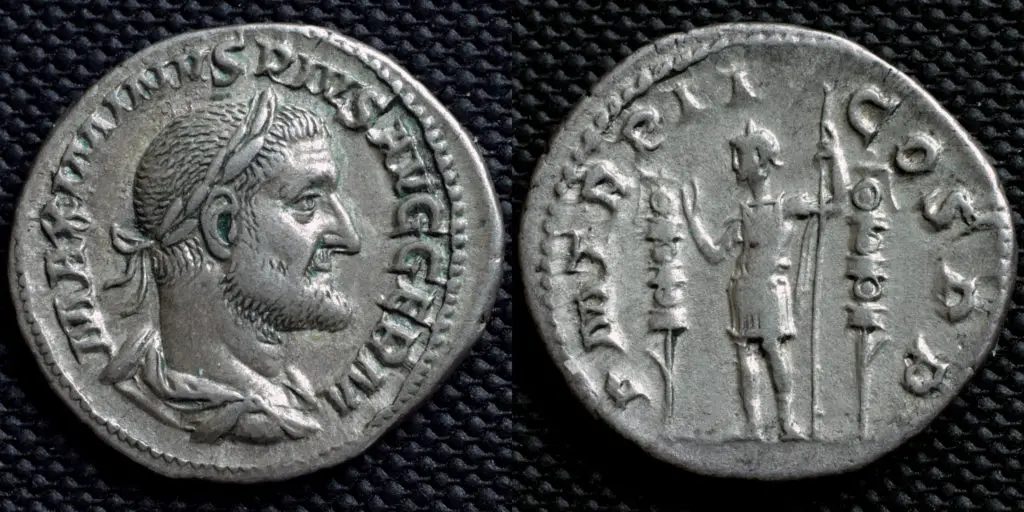 Fotografía de una moneda romana honrando a Máximo el Tracio.