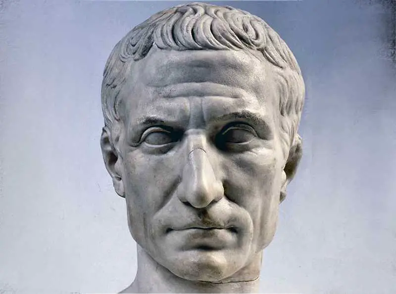 Busto de Julio César, César estuvo relacionado al significado de los nombres de los meses.