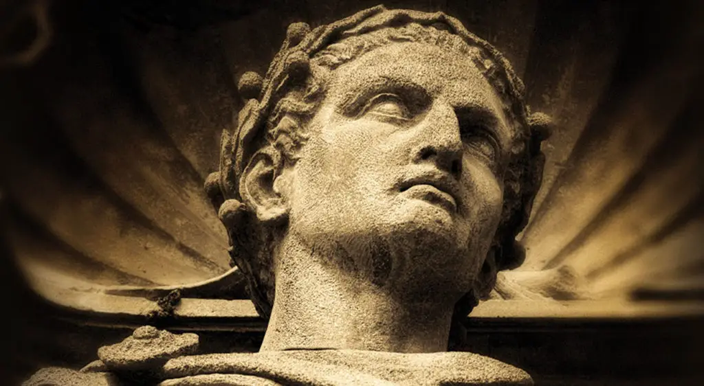 Detalle estatua de Julio César.