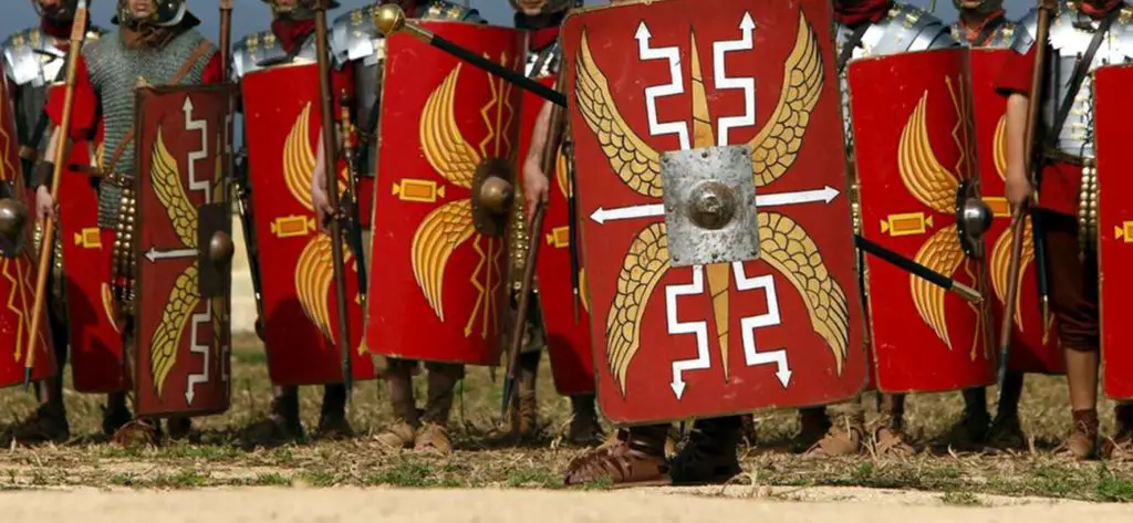 Fotografía mostrando los escudos de los soldados romanos.