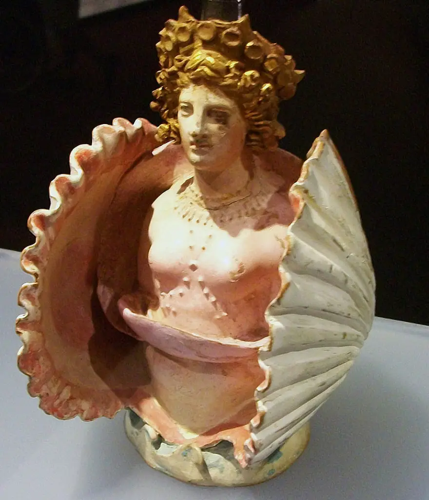 Fotografía de un adorno en cerámica.