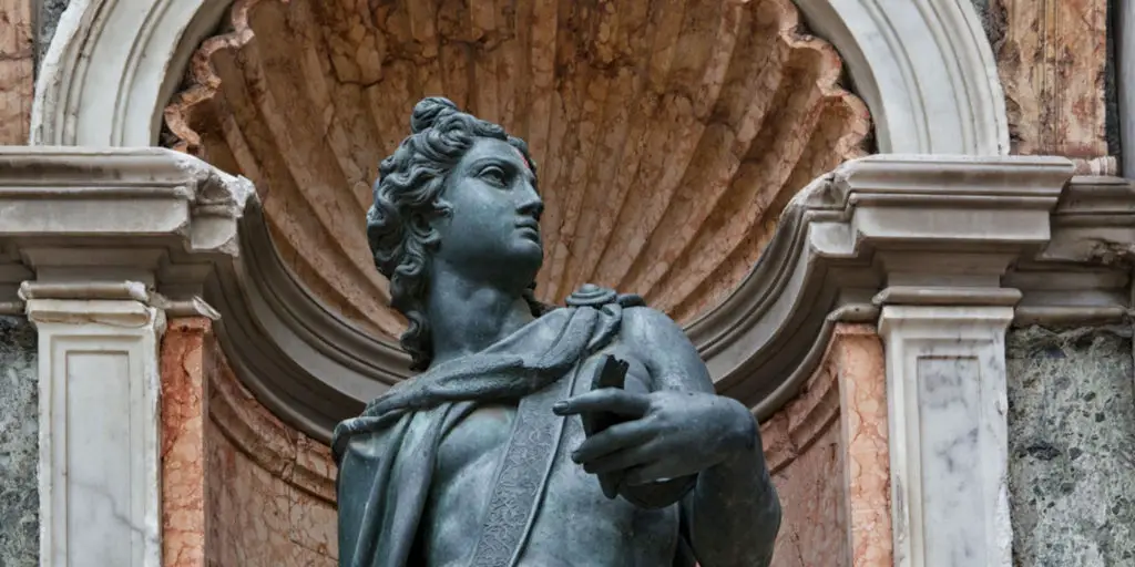 Fotografía de una estatua de Apolo.