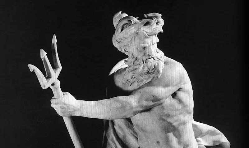 Fotografía de una estatua de Poseidón.