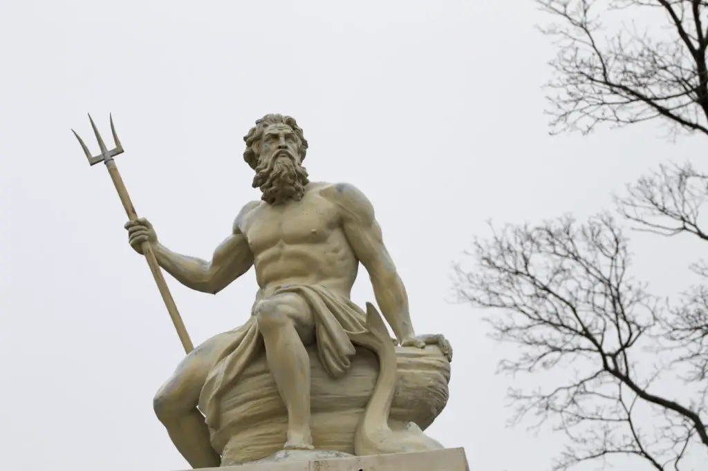 Fotografía de un monumento a Poseidó al aire libre.