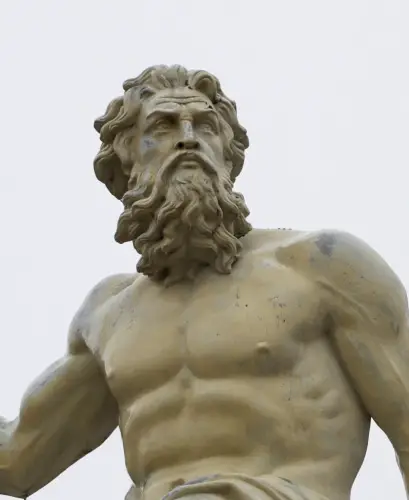 Fotografía de un monumento a Poseidó al aire libre.