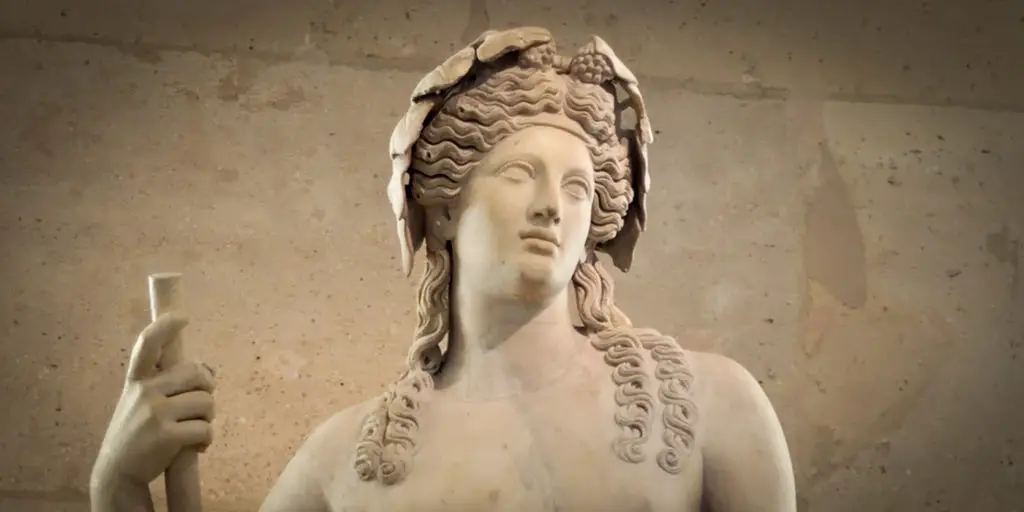 Estatua de Dionisio con una corona.