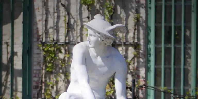 Detalle de una estatua de Hermes.