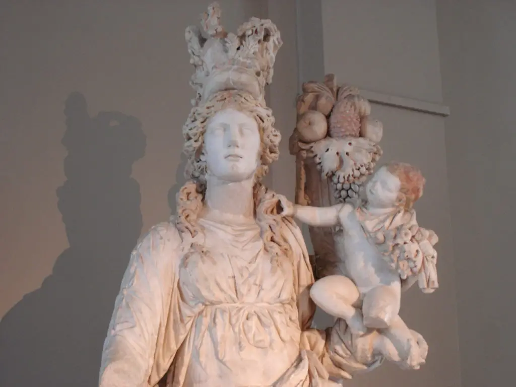 Fotografía de la estatua de la diosa Tique.