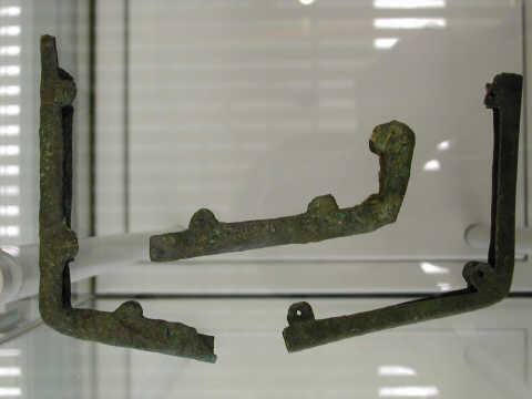 Bordes de bronce de un scutum.