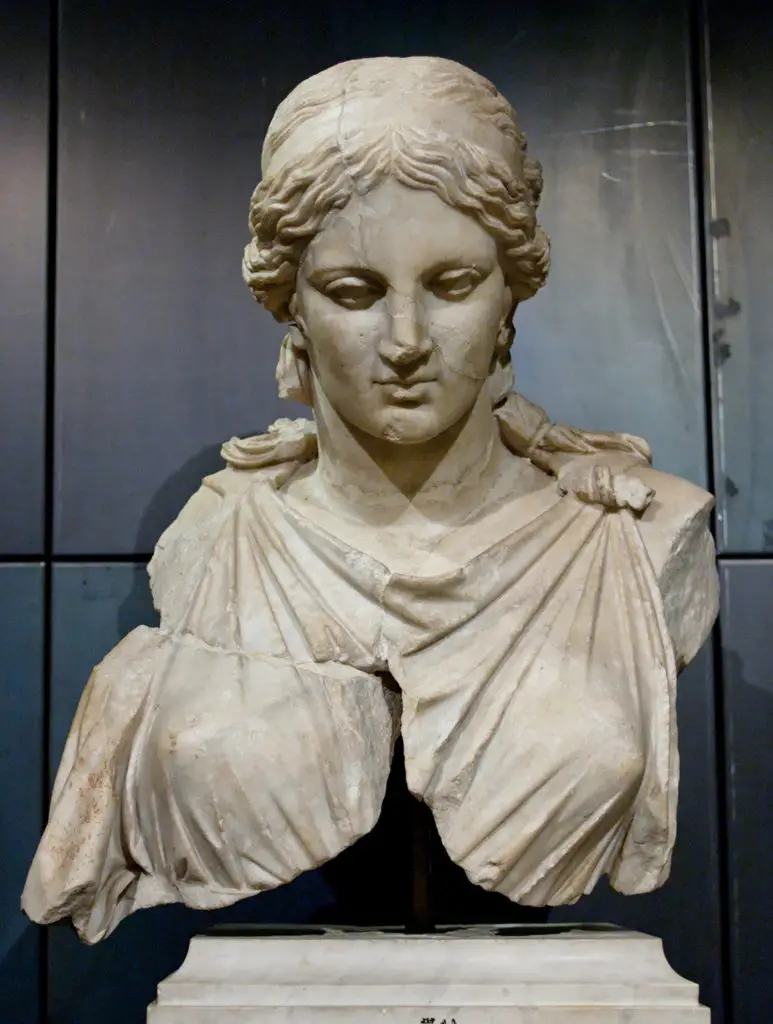 Fotografía de un fragmento de una estatua de Artemisa.