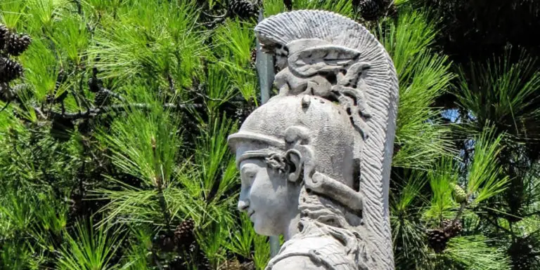 Detalle de una estatua de atenea