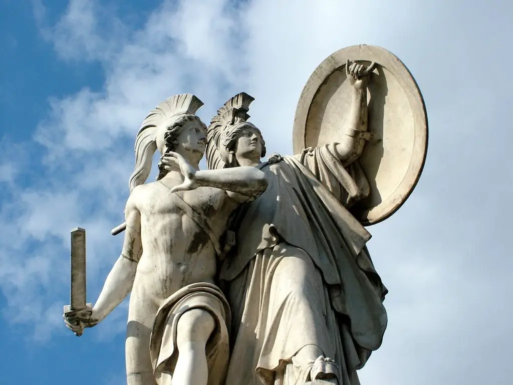 Fotografía de una estatua y la diosa Atenea.