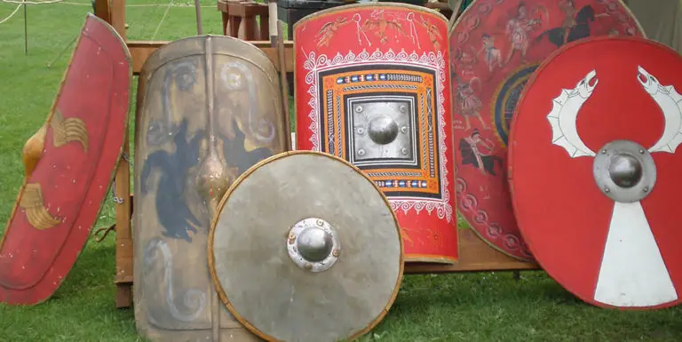 Varios escudos de Roma.