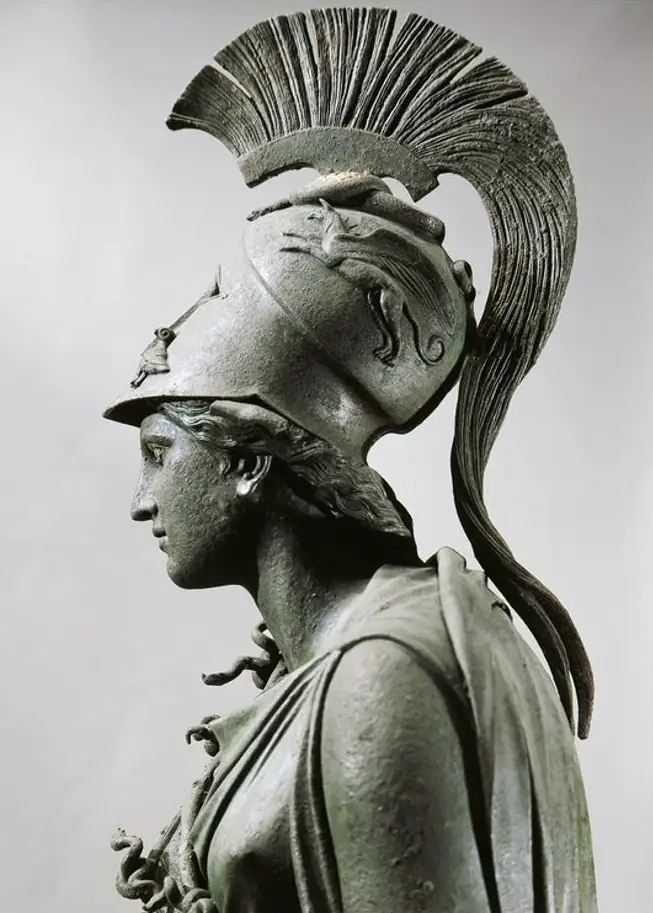 Detalle de una estatua de Atenea en bronce.