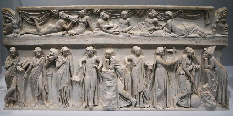 Fotografía de una estela con un relieve de las nueve musas.