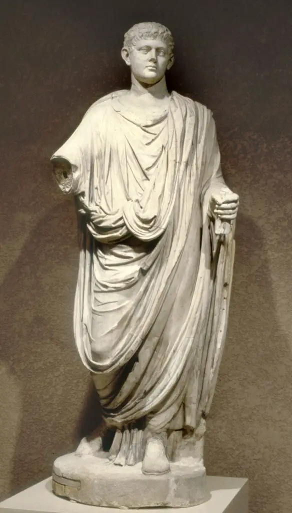 Estatua de un romano vistiendo la toga.