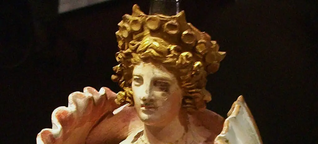 Adorno en cerámica del siglo IV AC con la forma de la diosa Afrodita emergiendo de una concha marina.
