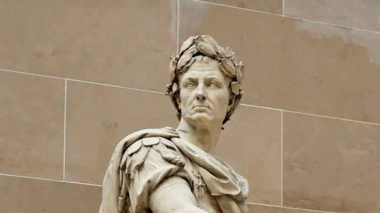 Detalle de una estatua de Julio César con una corona de laureles.