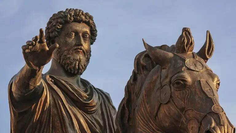 Estatua de bronce en Marco Aurelio, el autor de Meditaciones.