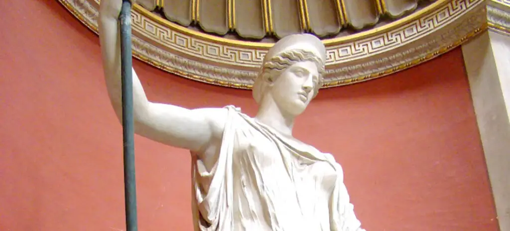Estatua de la diosa Hera con su corona el Polos.