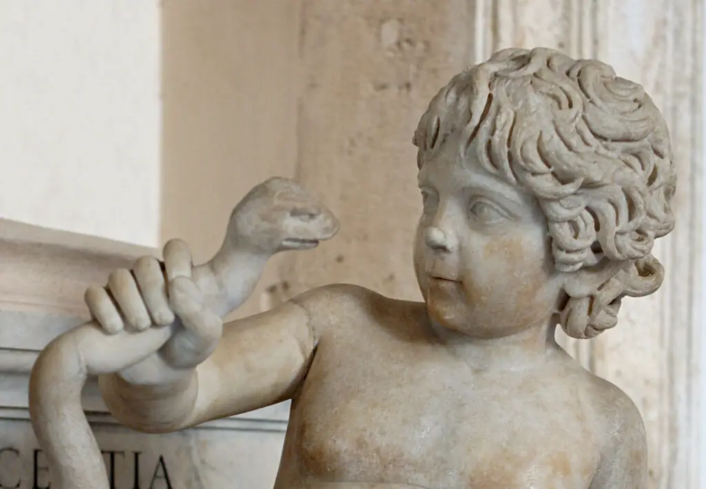 Hércules sosteniendo una de las serpientes enviadas por Juno.