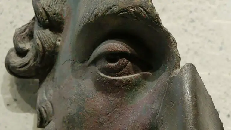Detalla de la máscara en bronce de Marco Aurelio.