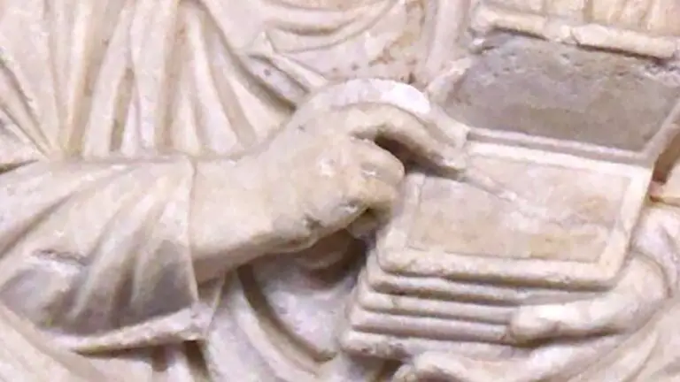 Detalle de un secretario romano y sus instrumentos de escritura.