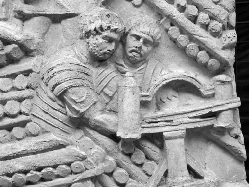 Dos legionarios artilleros comandando una balista esculpidos en la Columna de Trajano.