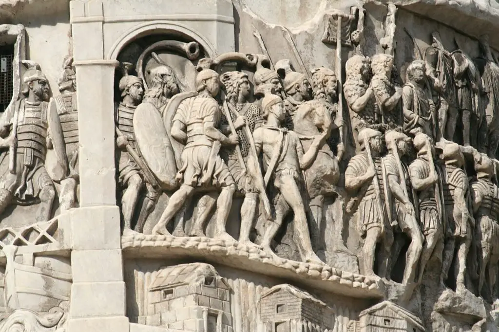 Conjunto de varios legionarios vistiendo la lorica segmentata en la columna de Marco Aurelio.