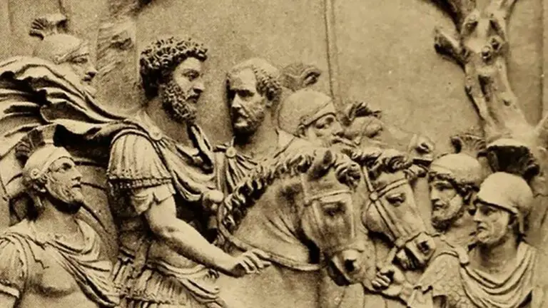 Relieve de Marco Aurelio escoltado por sus guardias.