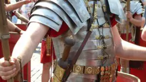 Recreación moderna de una armadura romana imperial del tipo Lorica Segmentata.