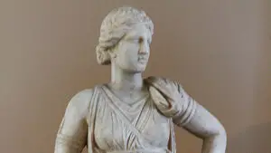 Detalle de una estatua de Artemisa.