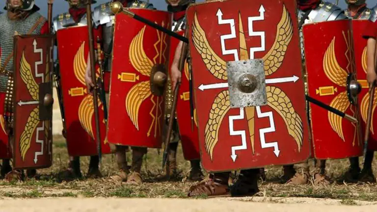 Fila de escudos de soldados romanos.