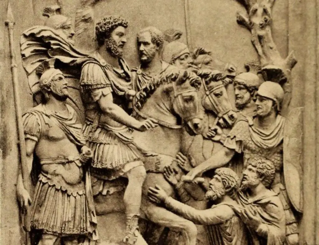 Relieve de Marco Aurelio escoltado por sus guardias.